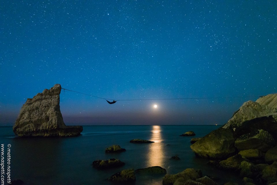 amaca sospesa sulla baia di Portonovo